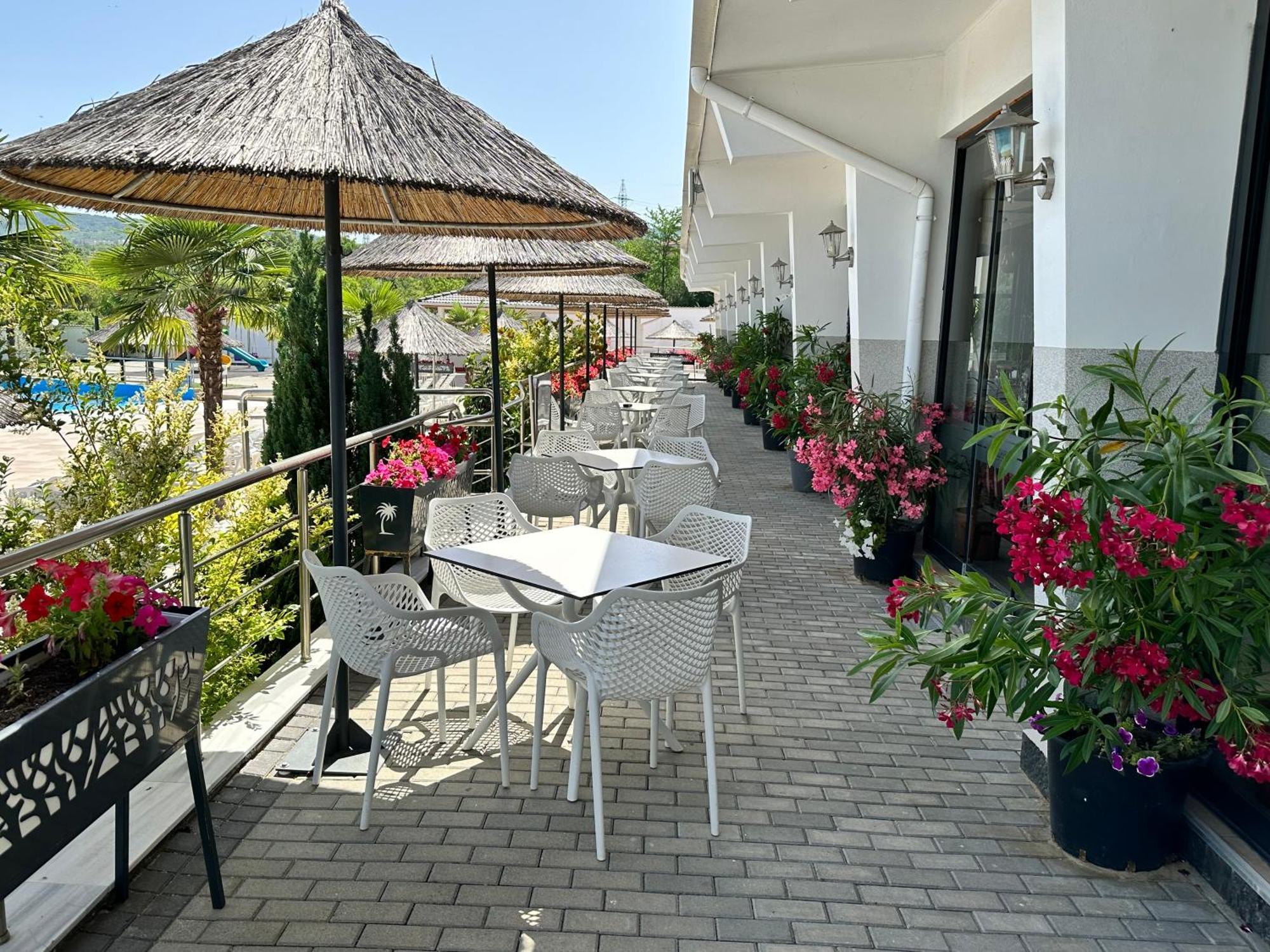 Hotel Aqua Kŭrdzhali Exteriör bild
